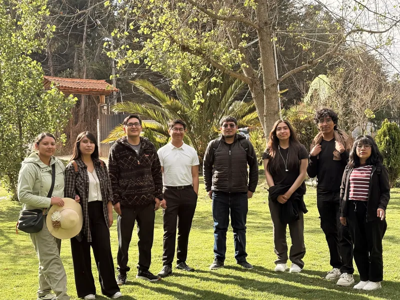 El equipo de Pearson Investigación en un jardín